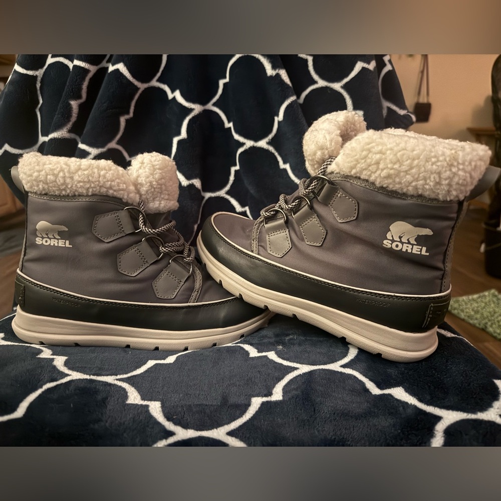 Sorel Women’s Black and Gray Sorel Boots size 6.5